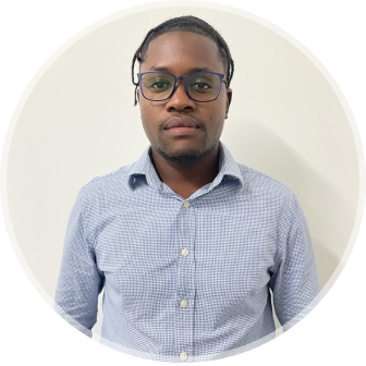 Foto de Verissimo usando tranças e óculos 